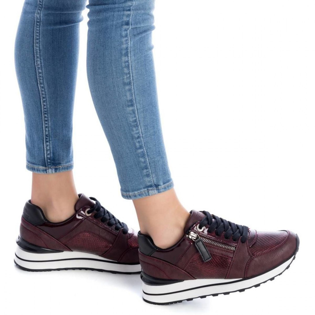 XTI Burgunder Damen-Sneaker mit niedrigem Keil und Reißverschluss