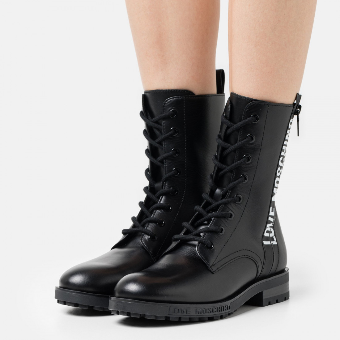 Encommium Bryde igennem Vær forsigtig Love Moschino women's black combat boots with zip and logo
