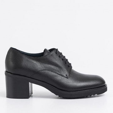 Lace up shoes in leather medium heel
