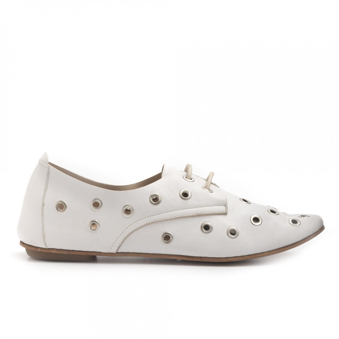 White lace up shoes in perfored leather