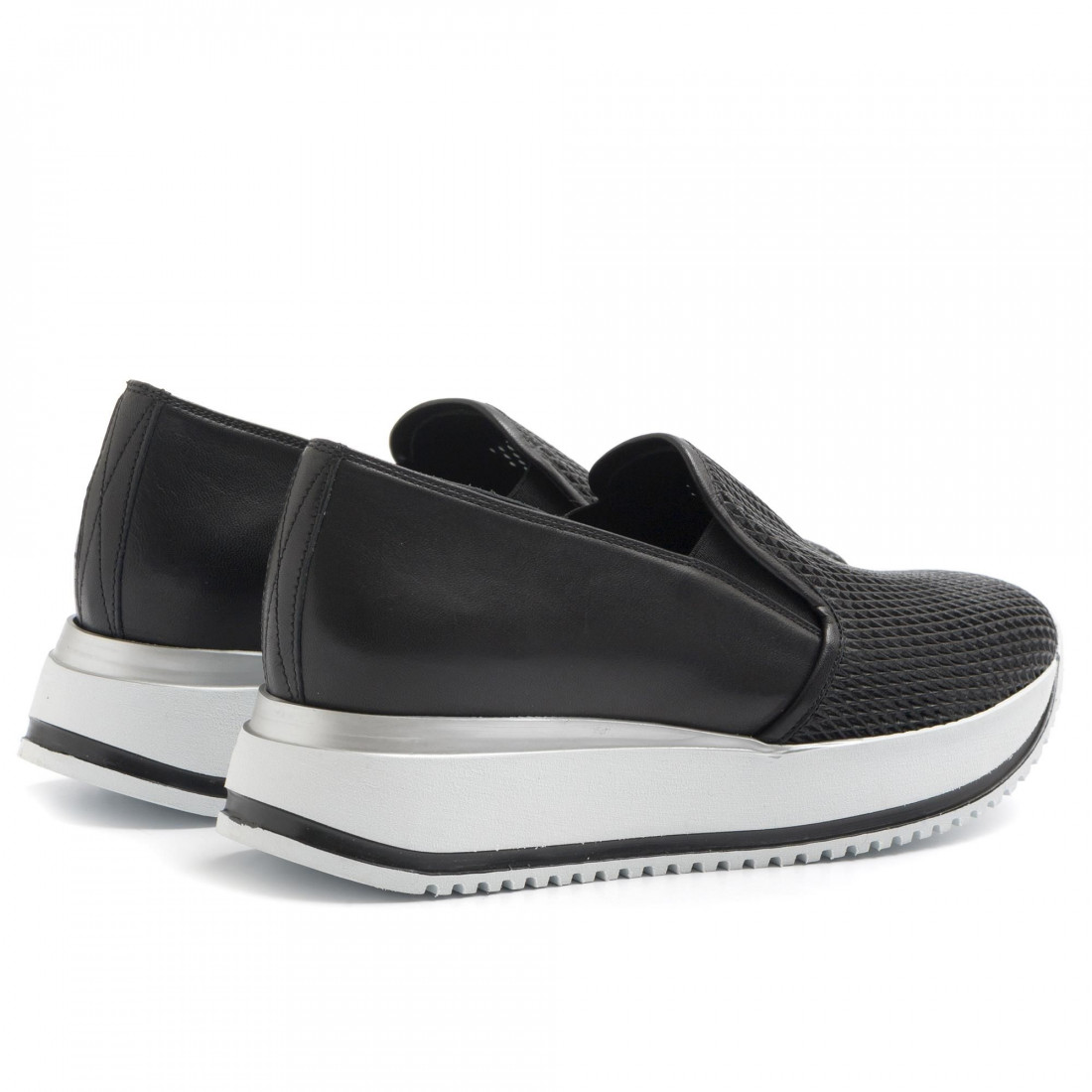 Low wedge slip on in black leather