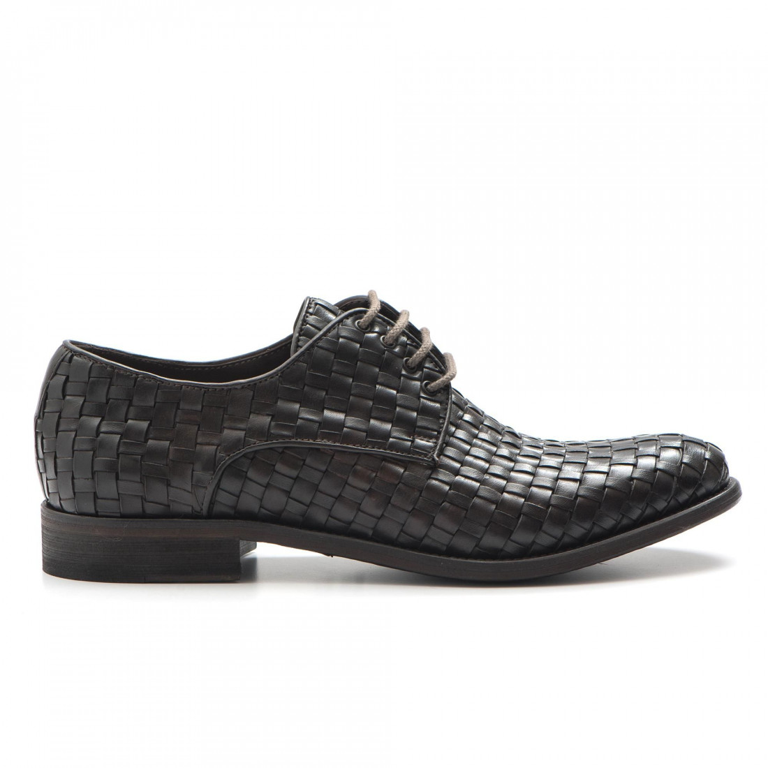 Derby shoes in soft brown woven leather