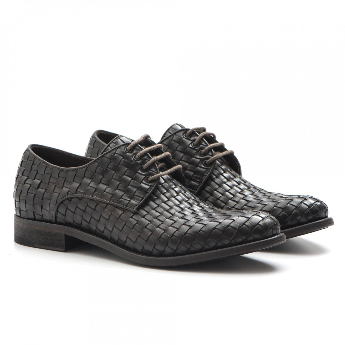 Derby shoes in soft brown woven leather