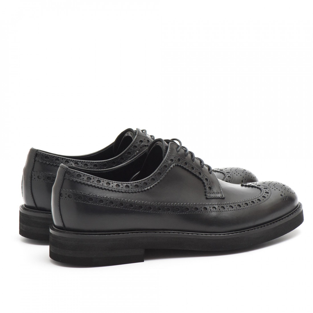 Zapato derby Wilton con perforaciones de piel negra
