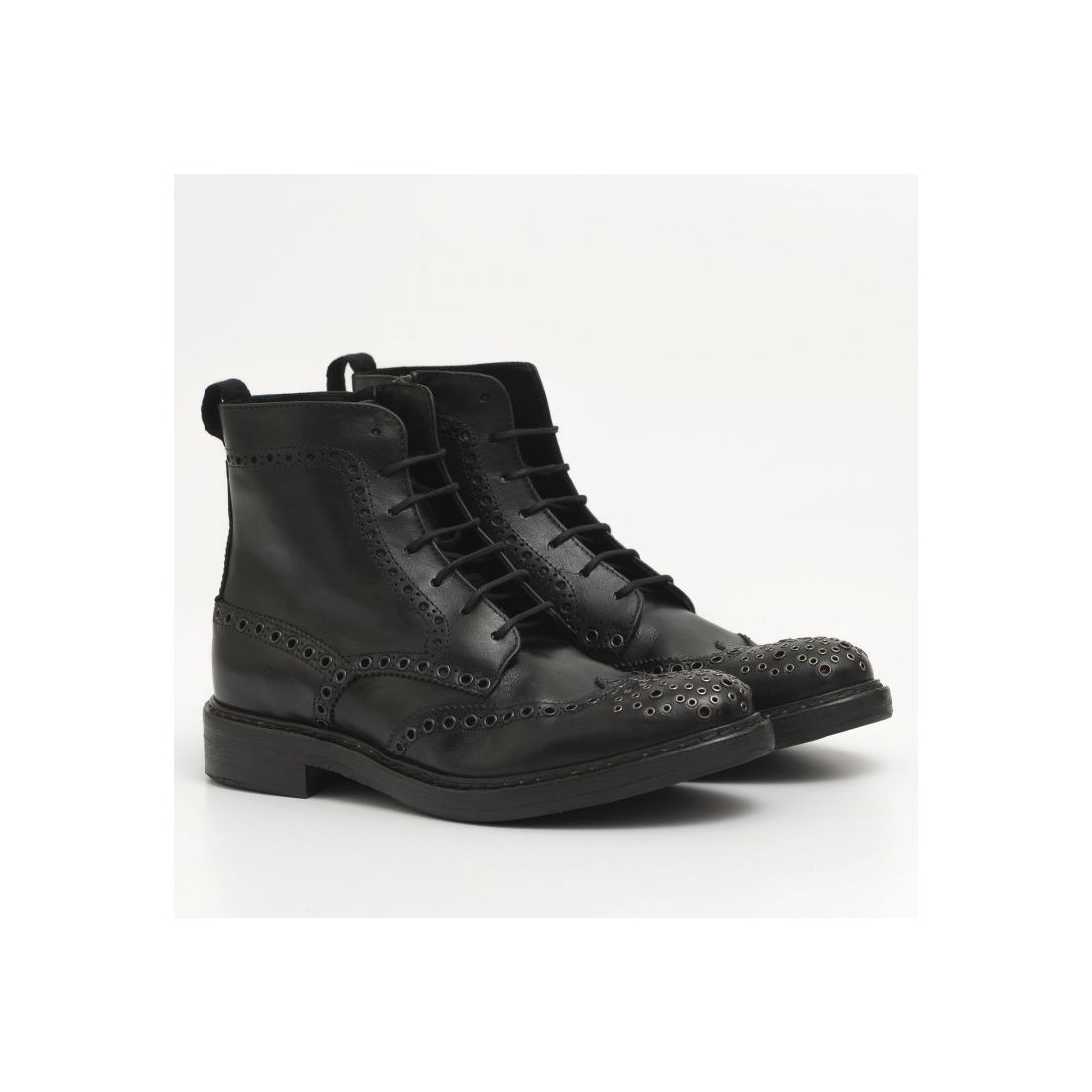 High top lace up shoes in black leather with studs