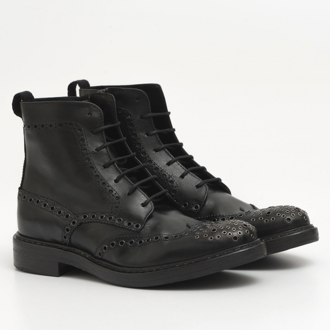 Schnüren Sie Derby-Schuhe aus schwarzem Leder mit Nieten