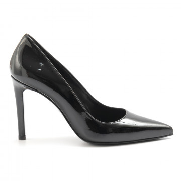 Black patent leather White D heeled pump