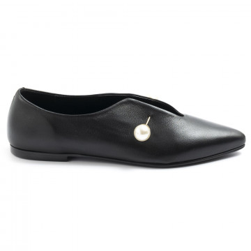 Zapato plano en piel color negro con escote pico y piercing perla