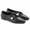 Flacher Schuh aus schwarzem Leder mit V-Ausschnitt und Perlenpiercing