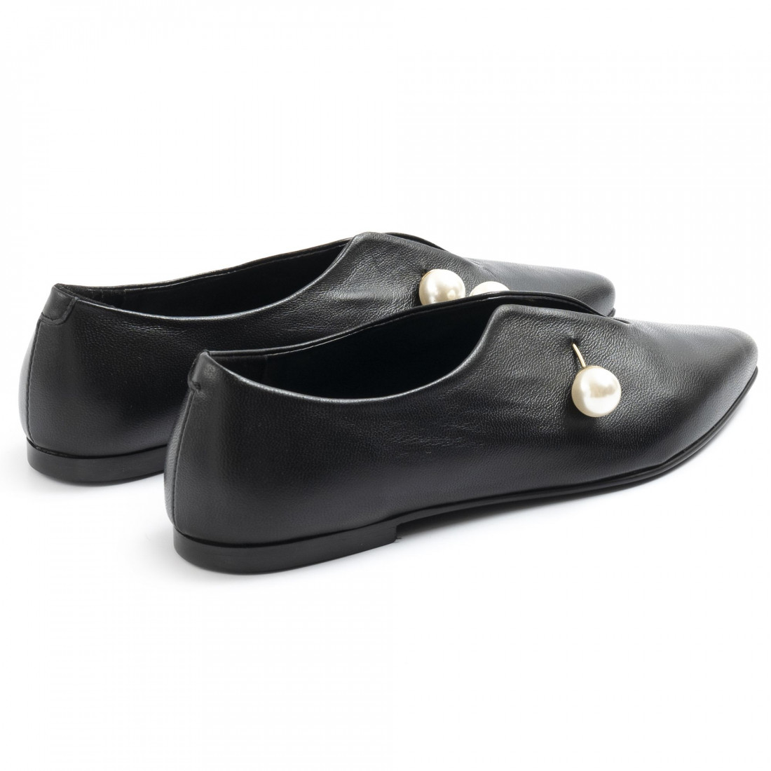 Flacher Schuh aus schwarzem Leder mit V-Ausschnitt und Perlenpiercing