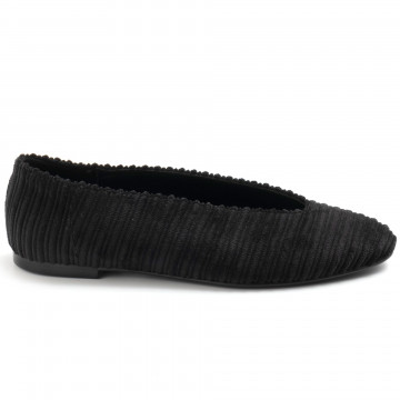 Flacher Schuh Ballerina aus schwarzem Stoff mit Ausschnitt