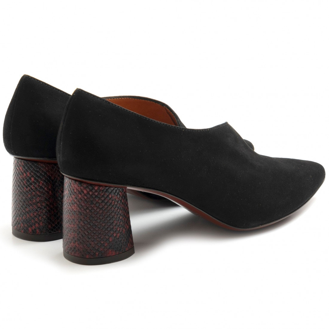 Chie Mihara Loa Schuh aus schwarzem Wildleder mit burgunderfarbenem Absatz