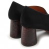 Zapato Chie Mihara Loa en ante negro con tacón burdeos
