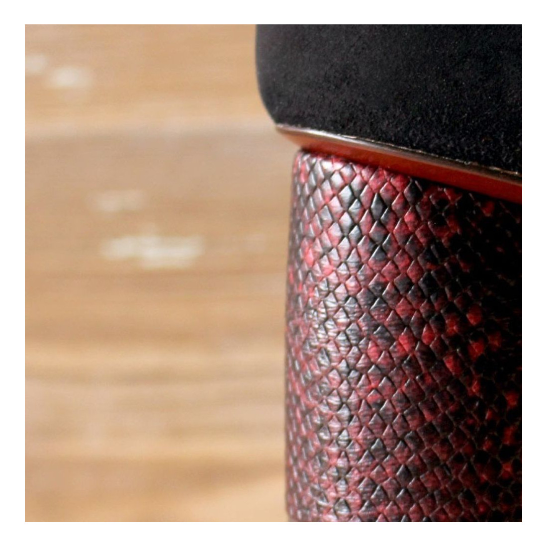 Chie Mihara Loa Schuh aus schwarzem Wildleder mit burgunderfarbenem Absatz