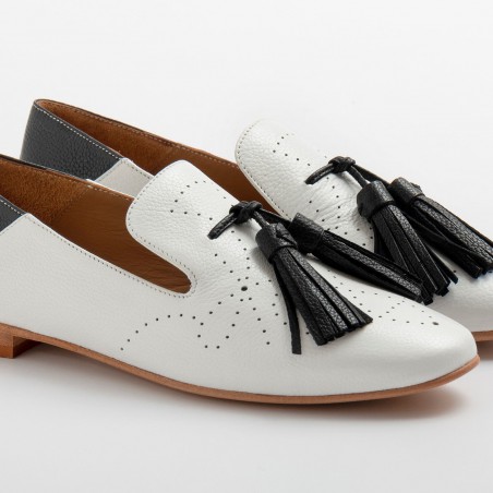 warm de wind is sterk Luchten Bruglia Milano women's flat shoe in white and black leather with tassels