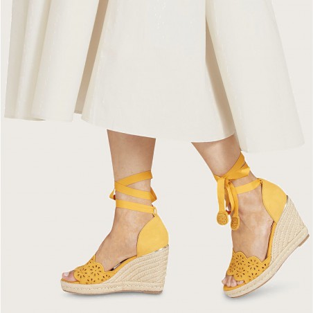 dechifrere Uplifted leje Tamaris wedge sandals in yellow mustard suede