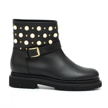 Kora booties in black leather with studs