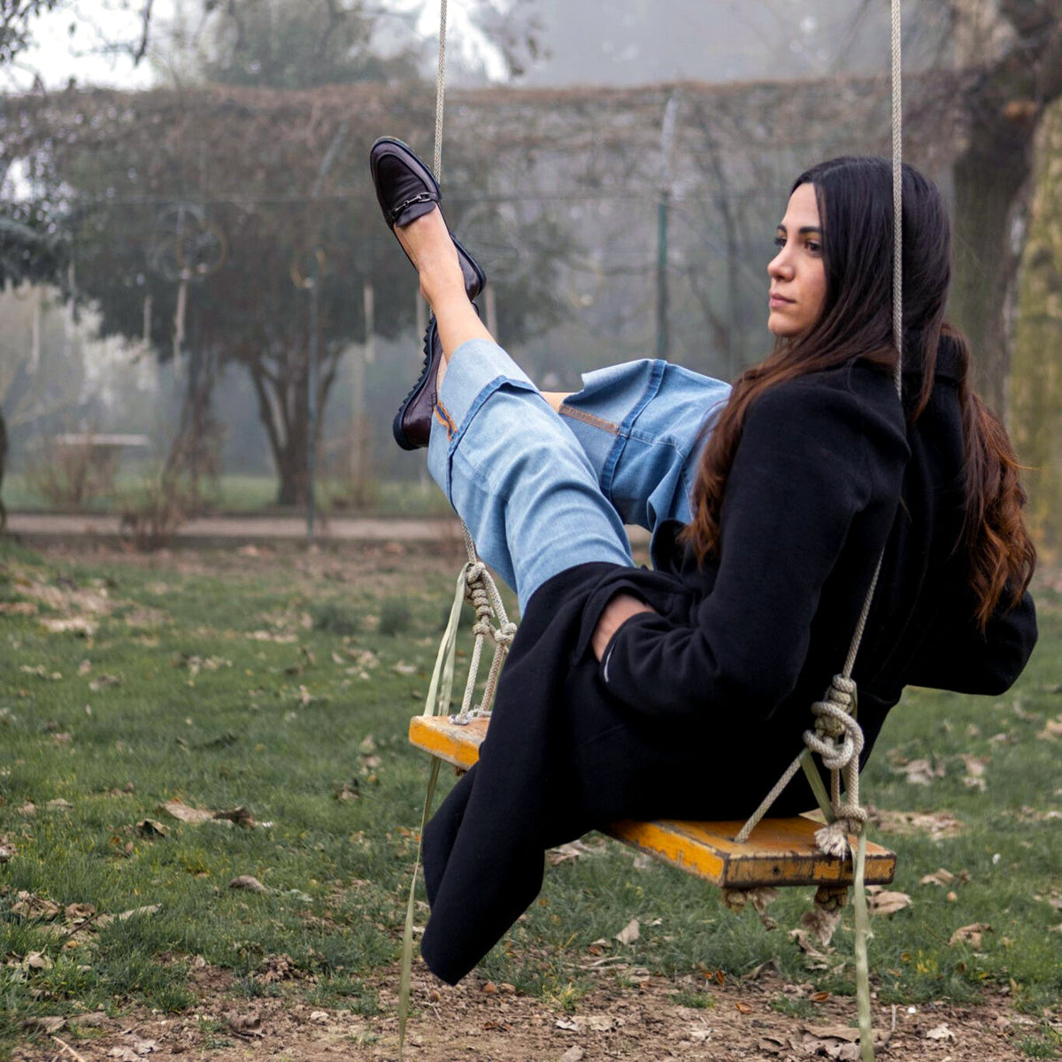 ragazza su altalena indossa calzature Lorenzo Masiero