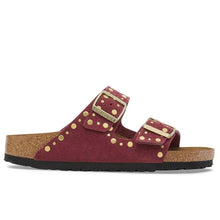 Sandalia de mujer Birkenstock Arizona Rivet en ante burdeos con tachuelas