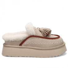 Indianini plataforma slip on Nan-Ku en ante beige con bordados y forro de piel