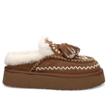 Indianini plataforma slip on Nan-Ku en ante camello con bordados y forro de piel