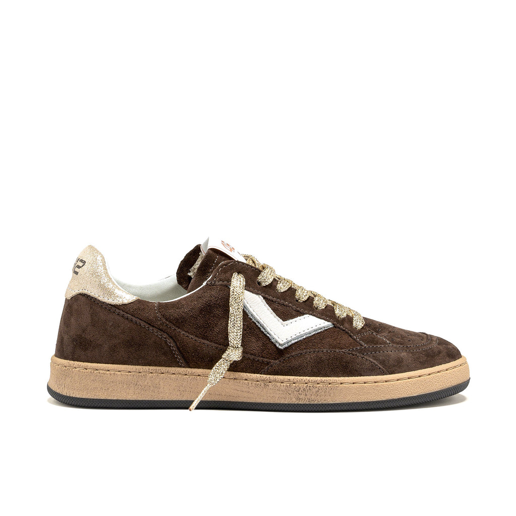 4B12: PlayNew low-top sneakers voor dames in bruin suède met witte inzetstukken en gouden glitter