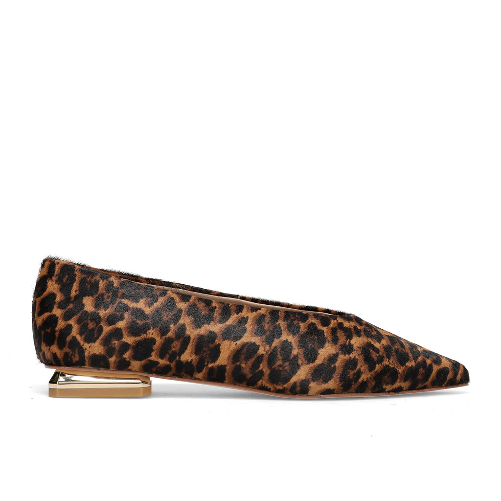 Alma en Pena: Pointed-toe flat shoe in leopard-print pony hair with a low gold heel
