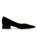Alma en Pena: Zapato de salón de ante hidrofugado negro con escote en V y tacón bajo