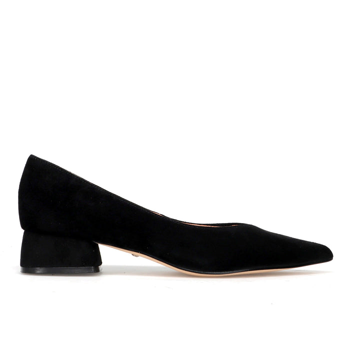 Alma en Pena: Water-repellent black suede pump with V-neckline and low heel