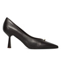 CHANTAL: Elegante Pumps aus weichem, dunkelbraunem Nappaleder mit mittlerem Spulenabsatz und goldenem Accessoire