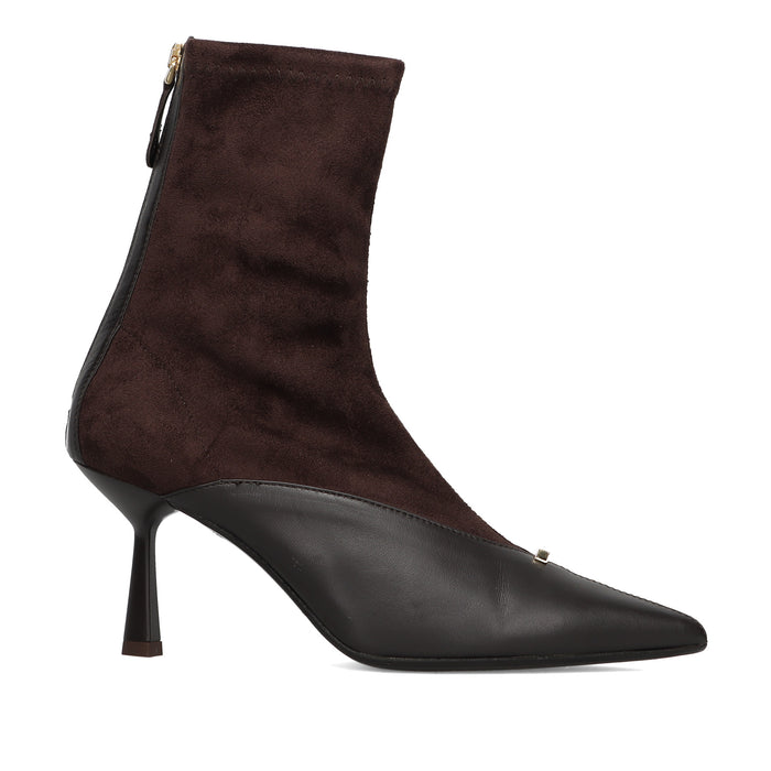 CHANTAL: Raffinierte Stiefelette aus weichem elastischem Wildleder und dunkelbraunem Nappaleder mit mittlerem Absatz