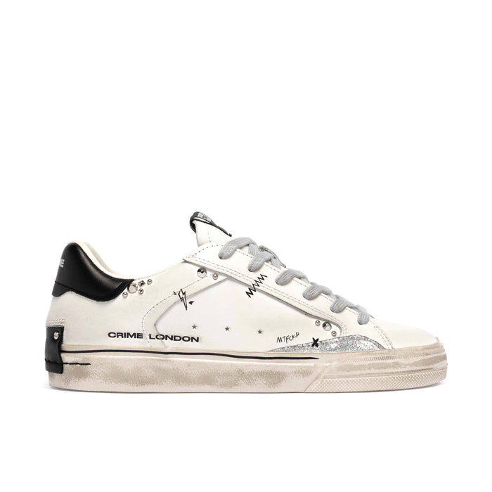 Crime London: Damen-Sneaker Deconstructed aus weißem und schwarzem Leder mit Prints und Nieten