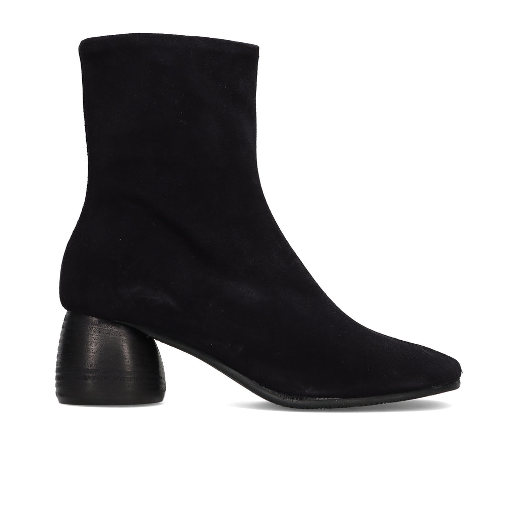 History541: Dameslaarsje van donkerblauw suede met cilindrische hak en brede neus