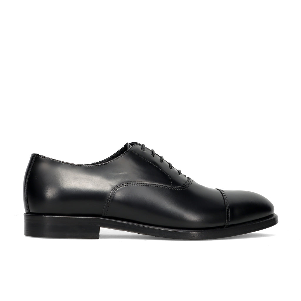 J. WILTON: Eleganter Herren-Oxford-Schnürschuh aus schwarzem Leder mit Zehenkappe