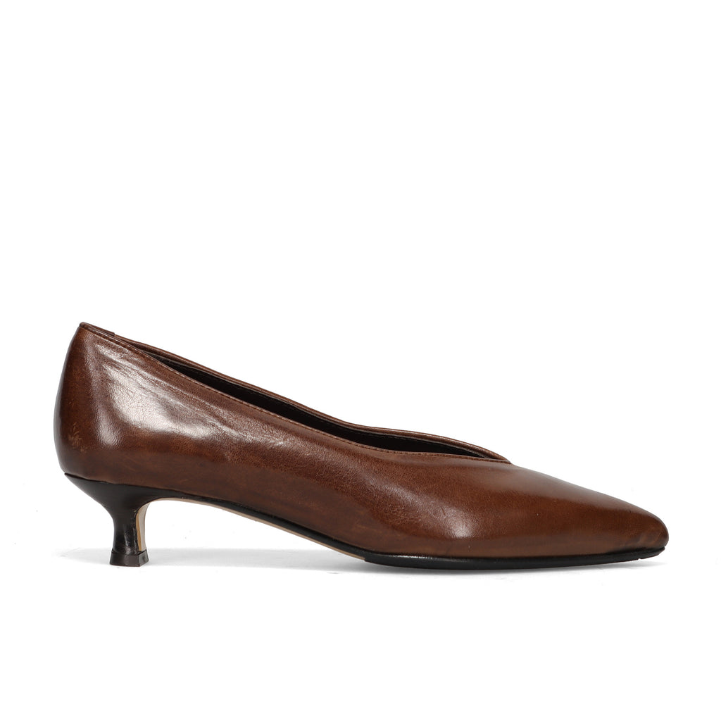 L'ARIANNA: Women's shoe in soft brown leather with a low spool heel and V-neckline
