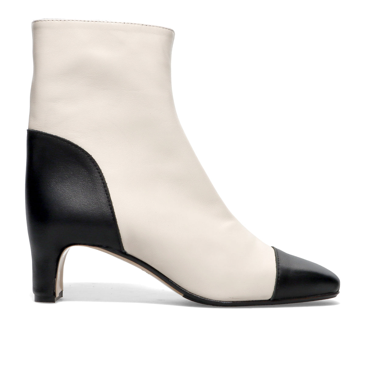 L'ARIANNA: Elegante botín de piel suave blanco leche y negro, con tacón cómodo