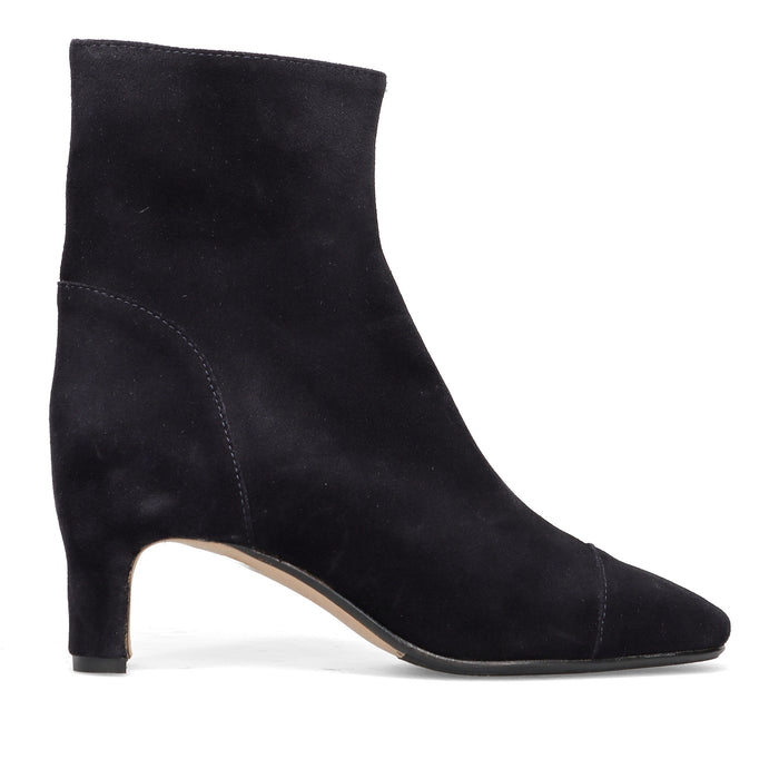 L'ARIANNA: Women's ankle boot in very dark blue waterproof suede with a comfortable heel