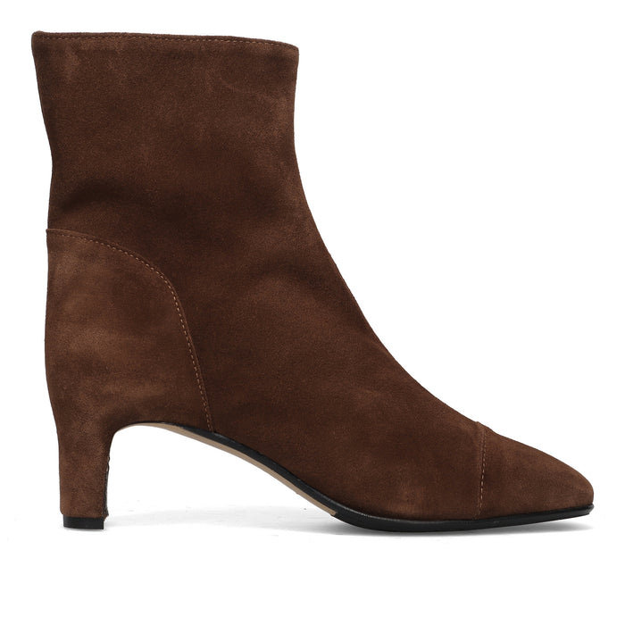L'ARIANNA: Women's ankle boot in water-repellent brown suede with a comfortable heel