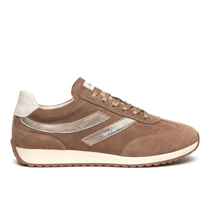 NeroGiardini: Damen-Sneaker aus wasserabweisendem Wildleder in Taupe mit Einsätzen aus platinfarbenem Leder