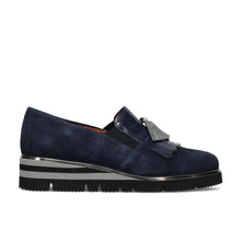 Slip on de ante azul con flecos y borlas