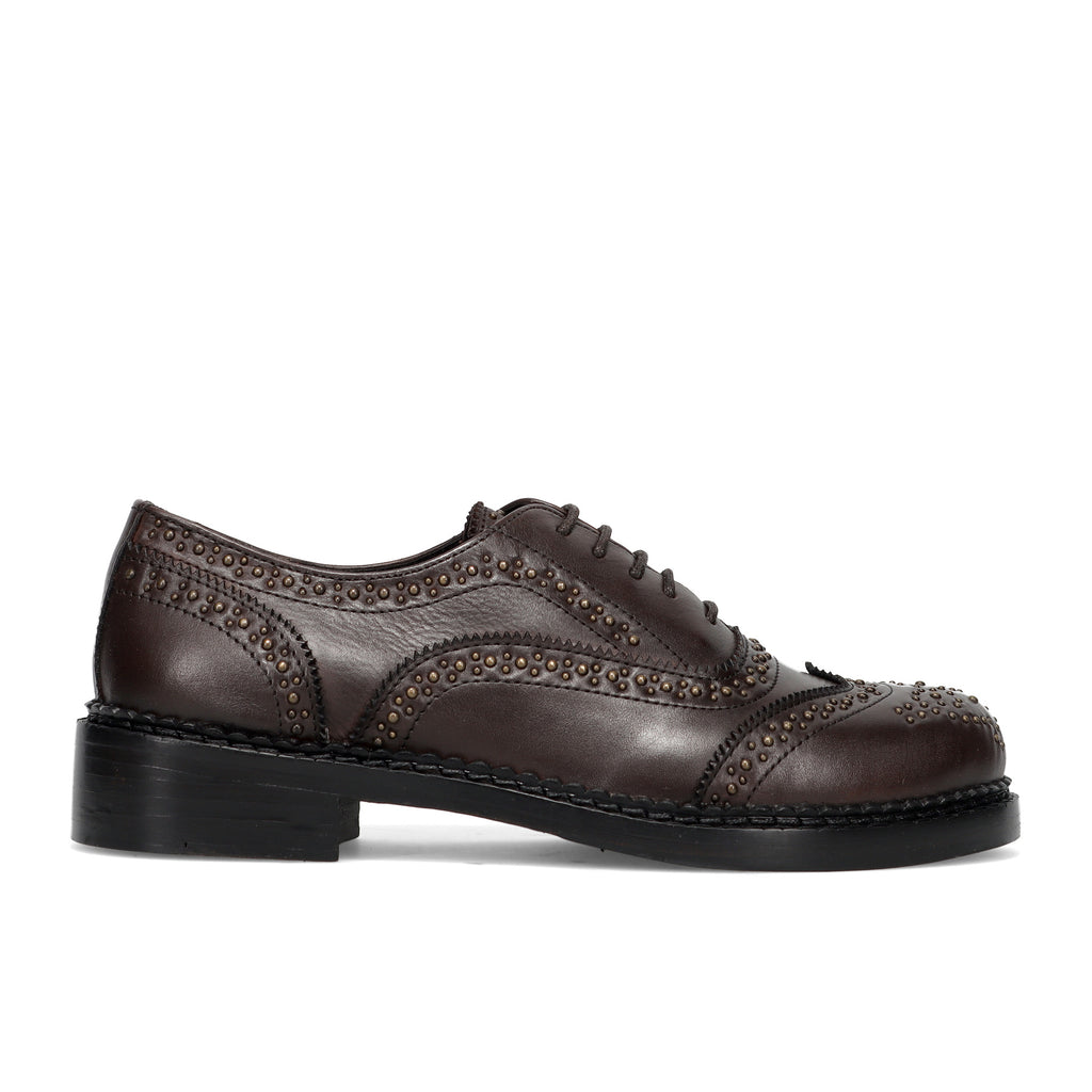 SANGIORGIO: Dames veterschoen in bruin leer met micro-studs en zwaluwstaart-detail