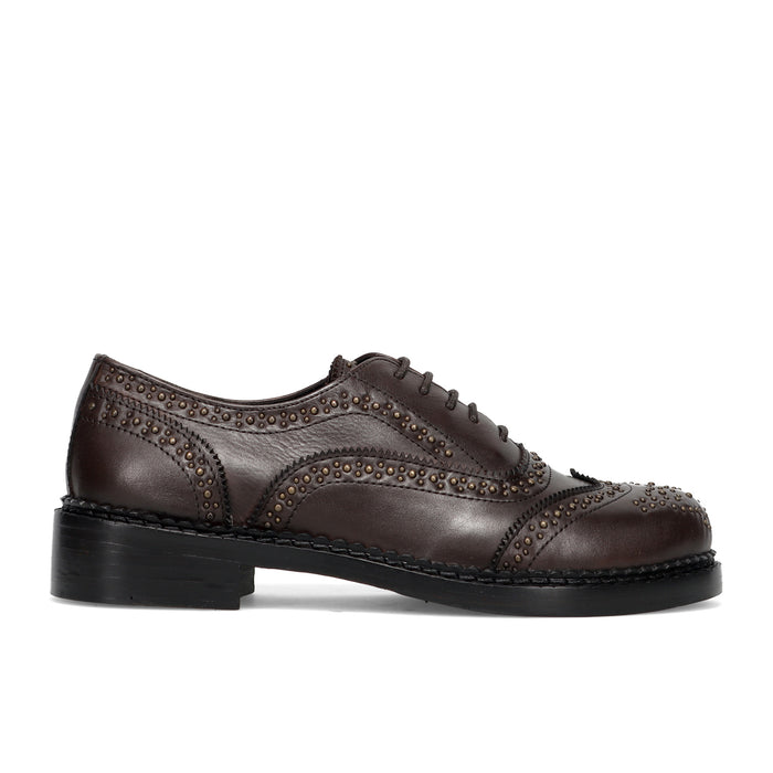 SANGIORGIO: Dames veterschoen in bruin leer met micro-studs en zwaluwstaart-detail
