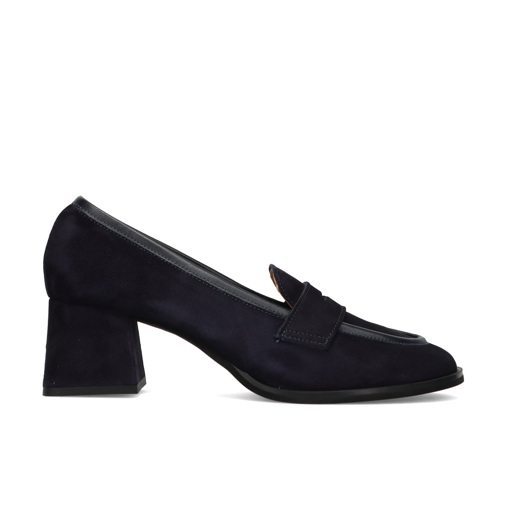 SANGIORGIO: Dames mocassin van zacht blauw suède met leren profielen en comfortabele hak