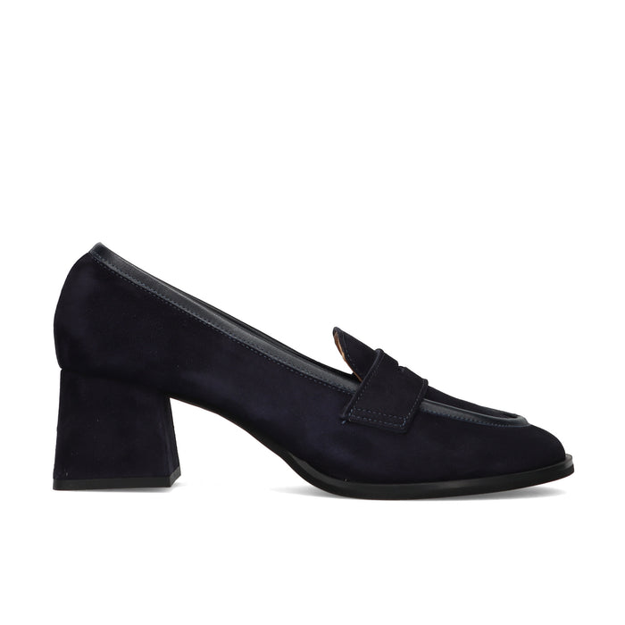 SANGIORGIO: Dames mocassin van zacht blauw suède met leren profielen en comfortabele hak