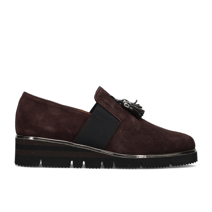 SANGIORGIO: Zapato slip-on de mujer en ante hidrófugo y charol marrón oscuro con cuña cómoda y borlas