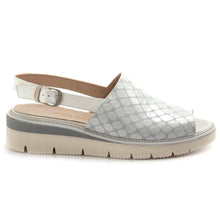 Sandalias sangiorgio en piel blanca y gris con cuña baja