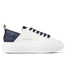 Baskets Alexander Smith Wembley en cuir blanc et daim bleu avec strass