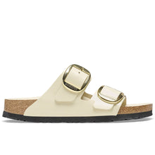 Sandalia Birkenstock Arizona Big Buckle en piel natural charol High-Shine Ecru